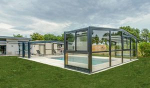 Abri de piscine haut en verre double vitrage pour couvrir grand piscine - Morbihan Bretagne 56