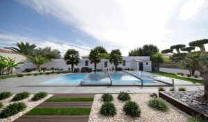 Abris de piscine semi-plat Rénoval pour couvrir piscine paysagée - Vendée 85